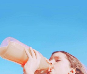 怀孕初期羊水变少什么原因引起的（孕初期羊水少怎么补救）